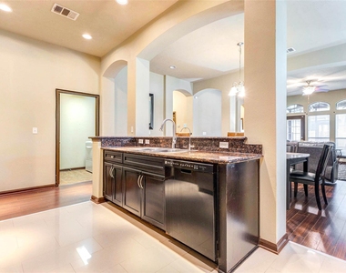 940 Oak Lynn Drive - Photo Thumbnail 6