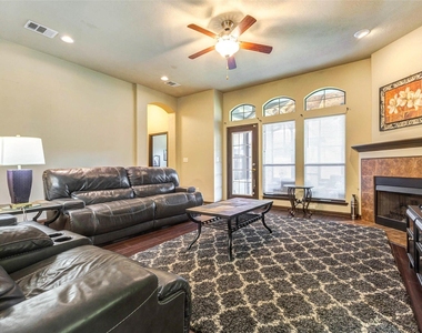 940 Oak Lynn Drive - Photo Thumbnail 3