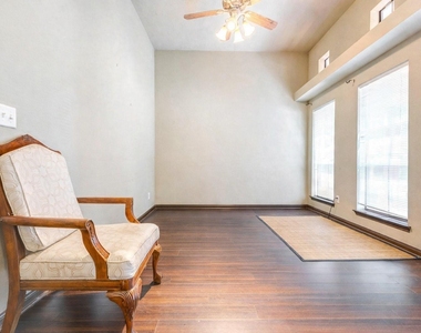 940 Oak Lynn Drive - Photo Thumbnail 2