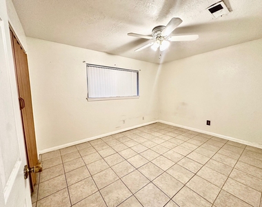 320 S Avenue F - Photo Thumbnail 2
