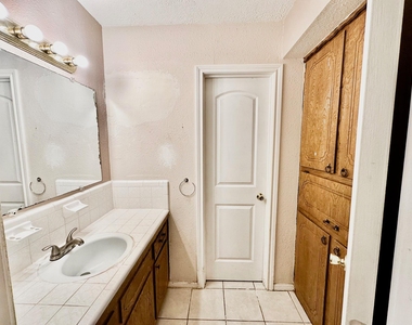 320 S Avenue F - Photo Thumbnail 5