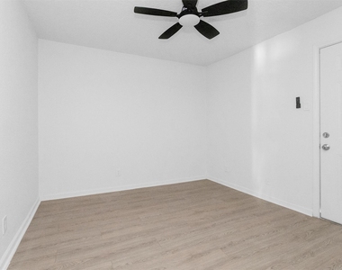 16016 Green Manor Drive - Photo Thumbnail 3