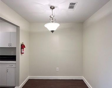 3629 N Macgregor Way - Photo Thumbnail 5