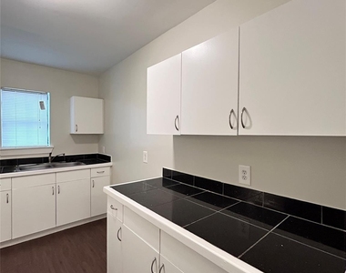 3629 N Macgregor Way - Photo Thumbnail 7