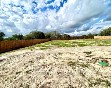 9508 Quaker Court - Photo Thumbnail 15
