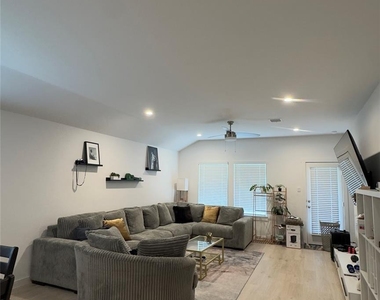7834 Calabria Drive - Photo Thumbnail 3