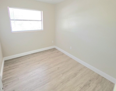 4415 Coleridge Avenue - Photo Thumbnail 9