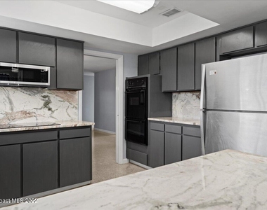 215 Marion Street - Photo Thumbnail 6