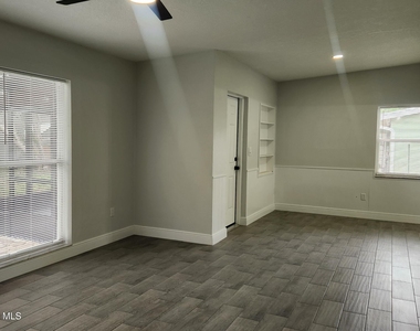 102 S Christmas Hill Road - Photo Thumbnail 6