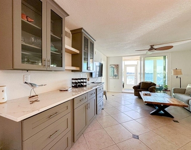 7920 Sun Island Drive S - Photo Thumbnail 14