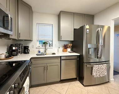 7920 Sun Island Drive S - Photo Thumbnail 8