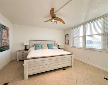 7920 Sun Island Drive S - Photo Thumbnail 18