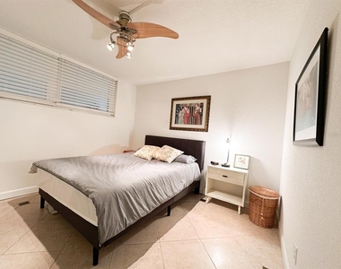 7920 Sun Island Drive S - Photo Thumbnail 24