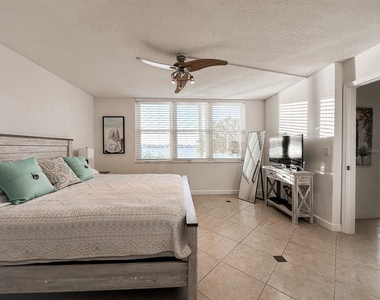 7920 Sun Island Drive S - Photo Thumbnail 4