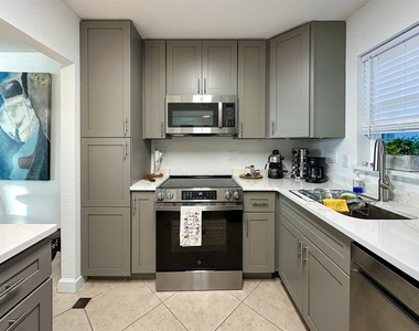 7920 Sun Island Drive S - Photo Thumbnail 3