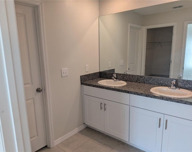 446 Argyll Drive - Photo Thumbnail 15