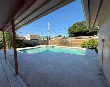 1884 Yale Drive - Photo Thumbnail 4