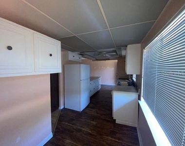 6301 Newtown Circle - Photo Thumbnail 9