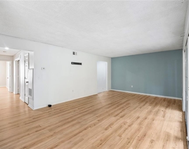 4160 Versailles Drive - Photo Thumbnail 3