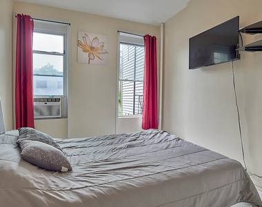 912 Gates Avenue - Photo Thumbnail 2