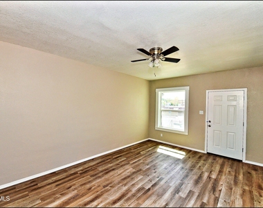 615 Arizona Avenue - Photo Thumbnail 8