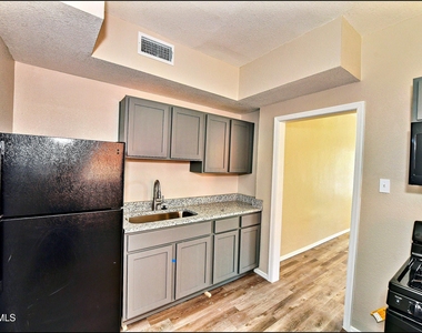 615 Arizona Avenue - Photo Thumbnail 13
