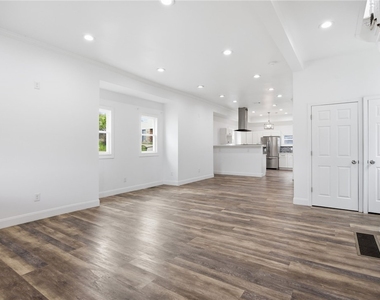 720 Mary St - Photo Thumbnail 2