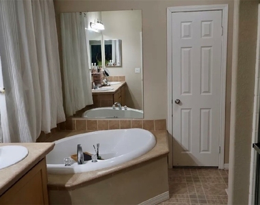 4964 Vista Flora Way - Photo Thumbnail 9