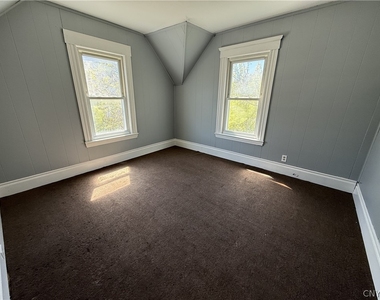 154 Seeley Avenue - Photo Thumbnail 7