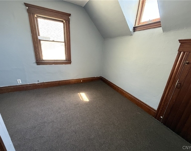 154 Seeley Avenue - Photo Thumbnail 8