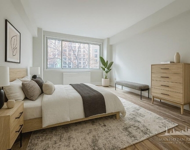 East 51st Street - Photo Thumbnail 2