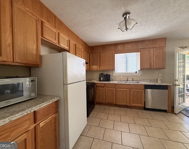 102 Welch Place - Photo Thumbnail 4