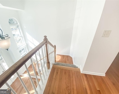 1068 S Gordon Road - Photo Thumbnail 5