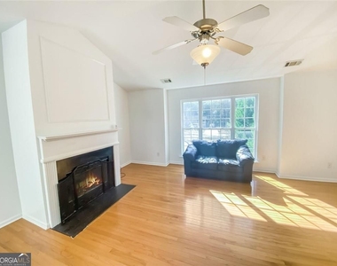 1068 S Gordon Road - Photo Thumbnail 3