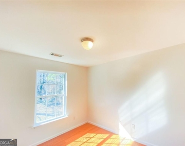1068 S Gordon Road - Photo Thumbnail 13