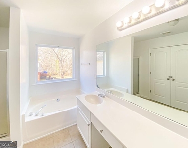 1068 S Gordon Road - Photo Thumbnail 8