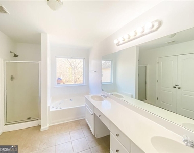 1068 S Gordon Road - Photo Thumbnail 7