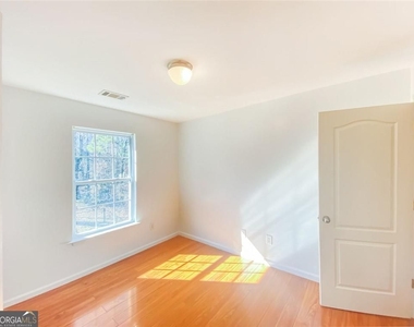 1068 S Gordon Road - Photo Thumbnail 9