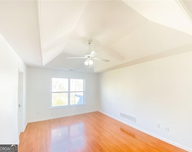 1068 S Gordon Road - Photo Thumbnail 10