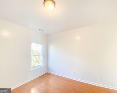 1068 S Gordon Road - Photo Thumbnail 12