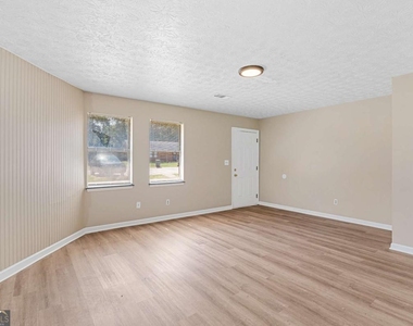 217 Tanglewood Drive - Photo Thumbnail 4