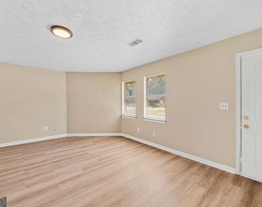 217 Tanglewood Drive - Photo Thumbnail 2