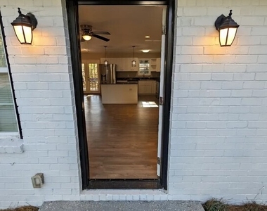 537 Eastside Drive - Photo Thumbnail 3