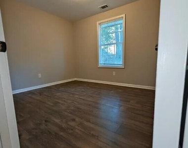 537 Eastside Drive - Photo Thumbnail 15