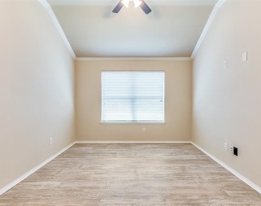 520 Pollyann Trail - Photo Thumbnail 7