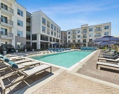 1735 N Greenville Avenue - Photo Thumbnail 2