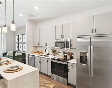 1735 N Greenville Avenue - Photo Thumbnail 4