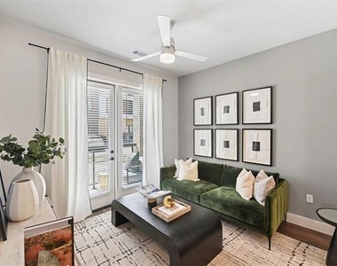1735 N Greenville Avenue - Photo Thumbnail 3