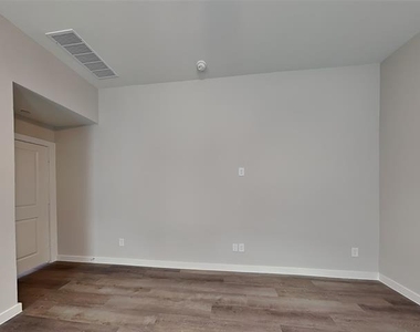 1029 Fallgate Drive - Photo Thumbnail 7