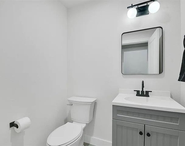 5206 Slate Street - Photo Thumbnail 3